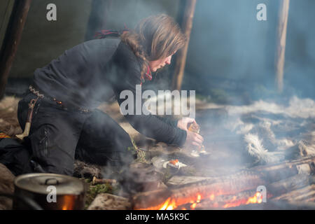 Tradizionale pasto Sami Preapered in un Lavvu. Foto Stock