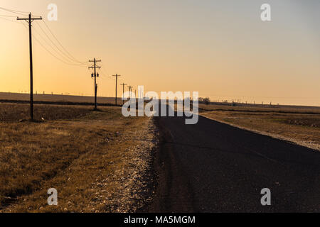 Una strada solitaria nel sud-ovest americano Foto Stock