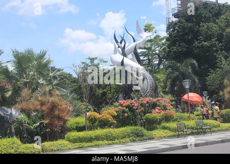 Statua di uno squalo e di un coccodrillo, simbolo della città di Surabaya, provincia di Giava orientale, Indonesia Foto Stock