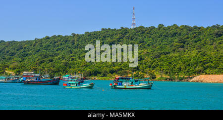 Kien Giang, Vietnam - Dicembre 6, 2017. Barche in legno docking al molo del Tho Chau Isola, Kien Giang, Vietnam. Foto Stock