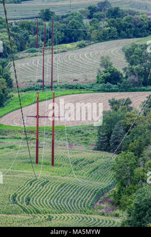 Le linee di alimentazione passando attraverso un'Iowa Agriturismo vicino a Balltown, Iowa. Dubuque County. Foto Stock