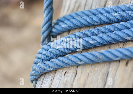 Pole con una corda legata intorno ad esso Foto Stock