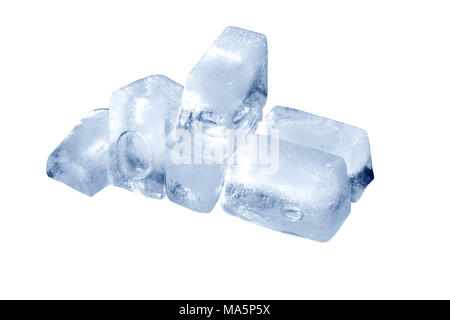 Alcuni cubetti di ghiaccio isolato su sfondo bianco con tracciato di ritaglio Foto Stock