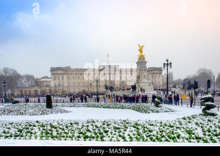 Vista di Buckingham Palace e Thomas Brock il memoriale della Victoria di Londra nella neve Foto Stock