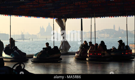 Viaggio luna park, un parco di divertimenti a Venezia Foto Stock