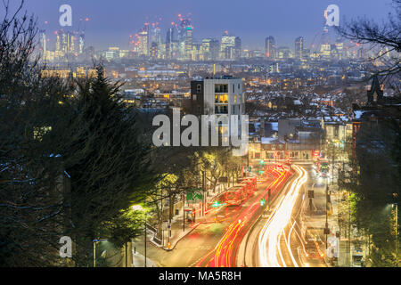 Inverno veduta dello skyline di Londra Central Business District, il traffico su Archway Road (A1) e Arco di Londra Nord dal ponte ad arco Foto Stock