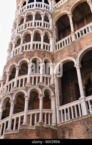 Scala del Bòvolo. La scala a chiocciola di Palazzo Contarini del Bovolo Foto Stock