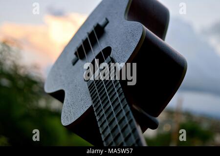 Hawaiian Ukelele adattamento dal Portugese machete, una piccola chitarra come strumento. Foto Stock