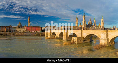 Zaragoza - al ponte Puente de Piedra e la Basilica del Pilar nella luce del mattino. Foto Stock