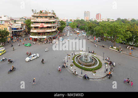 Azione di strada al Dinh Tien Hoang, Le Thai e appendere Dao strade intersezione, Hanoi, Vietnam Foto Stock
