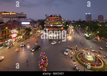 Azione di strada di notte tempo al Dinh Tien Hoang, Le Thai e appendere Dao strade intersezione, Hanoi, Vietnam Foto Stock