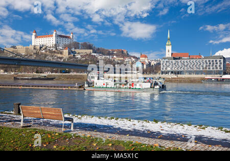 Bratislava - paesaggio della città con il suo lungomare del Danubio dopo la prima neve. Foto Stock