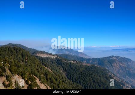Himalaya picchi di montagna visto sulla strada tra Murree e Nathia Gali Nord Pakistan Foto Stock