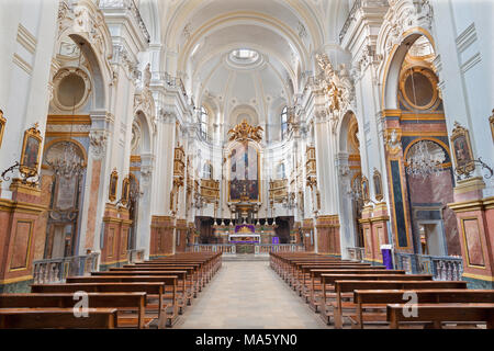 Torino, Italia - 16 Marzo 2017: la navata della chiesa barocca Chiesa della Madonna del Carmine. Foto Stock