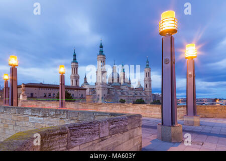 Zaragoza - Il ponte Puente de Piedra e la Basilica del Pilar nella luce del mattino. Foto Stock