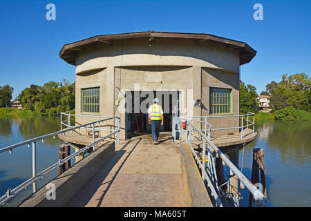 Sacramento River acqua impianto di aspirazione progetto. Project manager Glenn Vita entra nel100-anno-vecchio vecchio distretto di bonifica 2035 acqua impianto di aspirazione. Quasi un secolo di aspirazione di acqua sul fiume a nord di Sacramento viene sostituito, preparando per una nuova aspirazione e schermo di pesce attrezzature progettate per proteggere minacciati e in pericolo di estinzione di specie di pesce mentre fornisce anche acqua migliorata affidabilità di alimentazione per la parte orientale della contea di Yolo. Situato sulla sponda occidentale del fiume Sacramento immediatamente a monte dal Vietnam Veterans ponte sulla Interstate-5, l'impianto di aspirazione è uno sforzo collaborativo Foto Stock