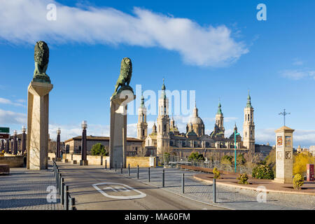 Zaragoza - Il ponte Puente de Piedra e la Basilica del Pilar nella luce del mattino. Foto Stock