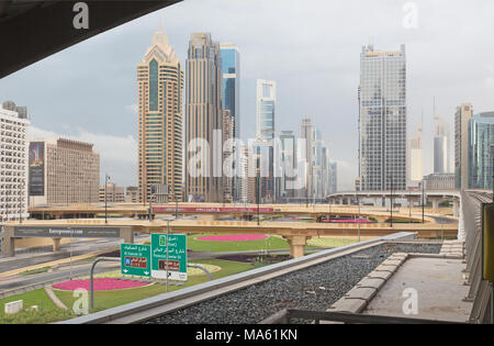 DUBAI, Emirati Arabi Uniti - 24 Marzo 2017: i grattacieli del centro cittadino. Foto Stock