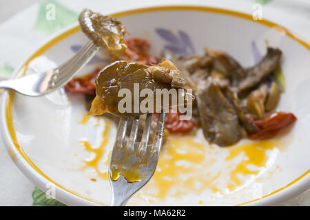 Dettaglio dei funghi stufati bloccato in alcune forcelle Foto Stock