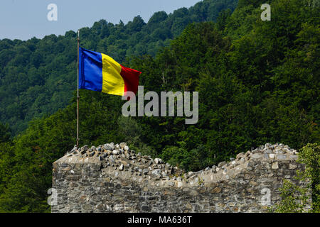 Rovinato Poenari castello sul monte Cetatea in Romania Foto Stock