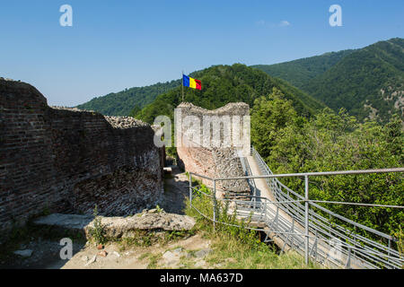 Rovinato Poenari castello sul monte Cetatea in Romania Foto Stock