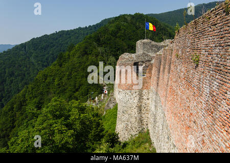 Rovinato Poenari castello sul monte Cetatea in Romania Foto Stock