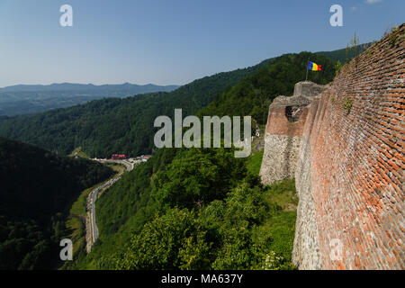 Rovinato Poenari castello sul monte Cetatea in Romania Foto Stock