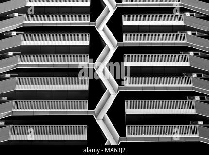 Vista frontale di astratta geometrica di design moderno a più piani di parcheggio nel quartiere finanziario di Singapore con una forte simmetria e geometria in grassetto Foto Stock