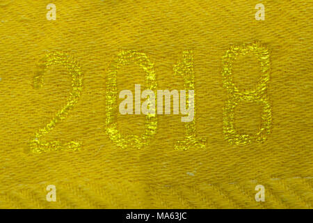 Nuovo anno duemila e diciotto in legno dorato lettere sullo sfondo di legno, 2018 Foto Stock