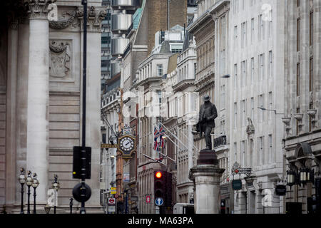 La statua di un ingegnere civile James Henry Greathead (1844 - 1896), rinomato per il suo lavoro in Londra in metropolitana sta sotto gli alti edifici in Cornhill nella città di Londra, capitale del distretto finanziario (aka Square Mile), il 26 marzo 2018, a Londra, in Inghilterra. Foto Stock