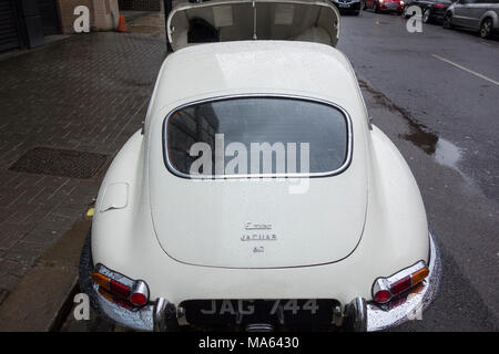 Un ripartiti Jaguar E-type 4.2 litro classic auto sportiva a Londra, Regno Unito Foto Stock