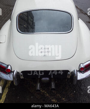 Un ripartiti Jaguar E-type 4.2 litro classic auto sportiva a Londra, Regno Unito Foto Stock