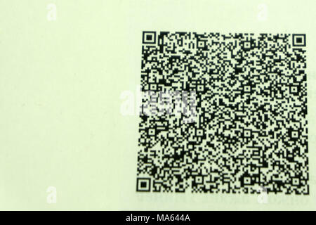 Etichetta con codice a barre sulla scatola di spedizione essendo sottoposta a scansione con red laser del dispositivo Foto Stock