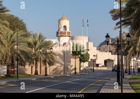 Bab Al Kabir e moschea di Al Saidiya Street a Mutrah (vecchia Muscat) sulla costa di Oman Foto Stock