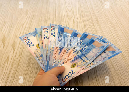 Pack di nuove fatture vale la pena due mila rubli Foto Stock
