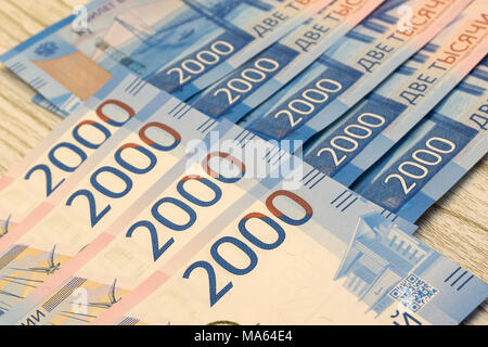 File di pile di dollari in centinaia di dollari di banconote sul tavolo Foto Stock