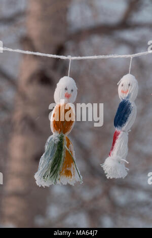 Albero di Natale decorato su strada con sfere, giocattoli, lampade e ghirlande Foto Stock