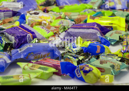 Caramelle confezionate isolati su sfondo bianco - Russia Berezniki Febbraio 28, 2018 Foto Stock