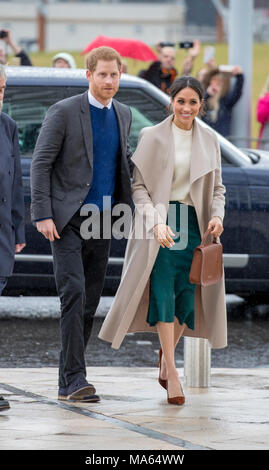 23 marzo 2018 Belfast Regno Unito Gran Bretagna il principe Harry e la sua fidanzata Meghan Markle in occasione di una visita a Belfast dove hanno visitato il Crown Liquor Saloon. Foto Stock