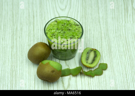 Frullato di kiwi. frutta puri Foto Stock