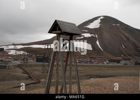 Longyearbyen è il più grande insediamento delle Svalbard, un arcipelago nell'Oceano Artico. Vi è anche una chiesa con una zona separata per la torre campanaria. Foto Stock