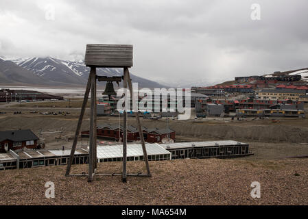 Longyearbyen è il più grande insediamento delle Svalbard, un arcipelago nell'Oceano Artico. Vi è anche una chiesa con una zona separata per la torre campanaria. Foto Stock