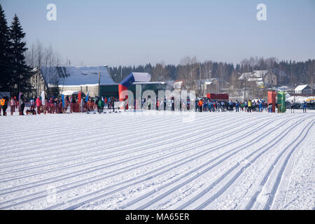 Avvio di massa negli uomini 15km 15km Skiathlon presso le olimpiadi invernali cross country Center Foto Stock