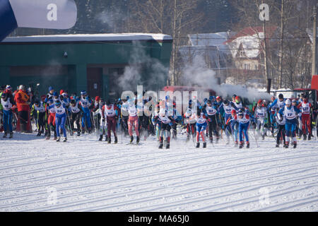 La Russia Berezniki Marzo 11, 2018: mass start in uomini e donne Skiathlon presso i Giochi Olimpici Invernali . Foto Stock