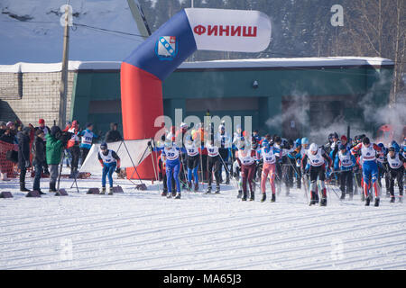 La Russia Berezniki Marzo 11, 2018: gli sciatori ordina inizio in uomini maratona ai Giochi Olimpici 2018 in memoria di Krylov Sergey Illarionovich Foto Stock