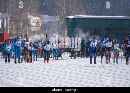 La Russia Berezniki Marzo 11, 2018: i partecipanti di massa tradizionali competizioni di sci ski Foto Stock