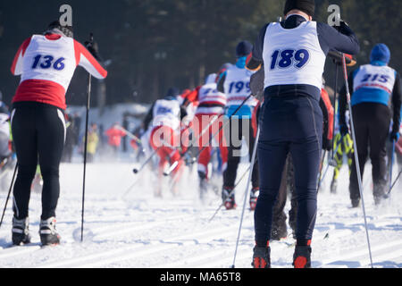 Competizioni in gare di sci disciplina, chiamato il numero di persone che iniziano nello stesso momento Foto Stock