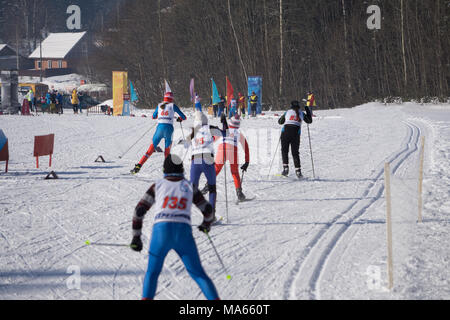 La Russia Berezniki Marzo 11, 2018 : sciatori per una passeggiata sulla maratona gara di massa di persone Foto Stock