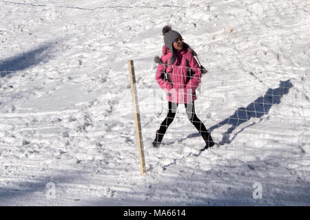 La Russia Berezniki Marzo 11, 2018: programma di intrattenimento per gli sciatori e snowboard in un costume di carnevale. La felice coppia cheerleader Foto Stock