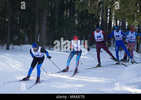 La Russia Berezniki Marzo 11, 2018: atleti sciatori in esecuzione sugli sci Foto Stock